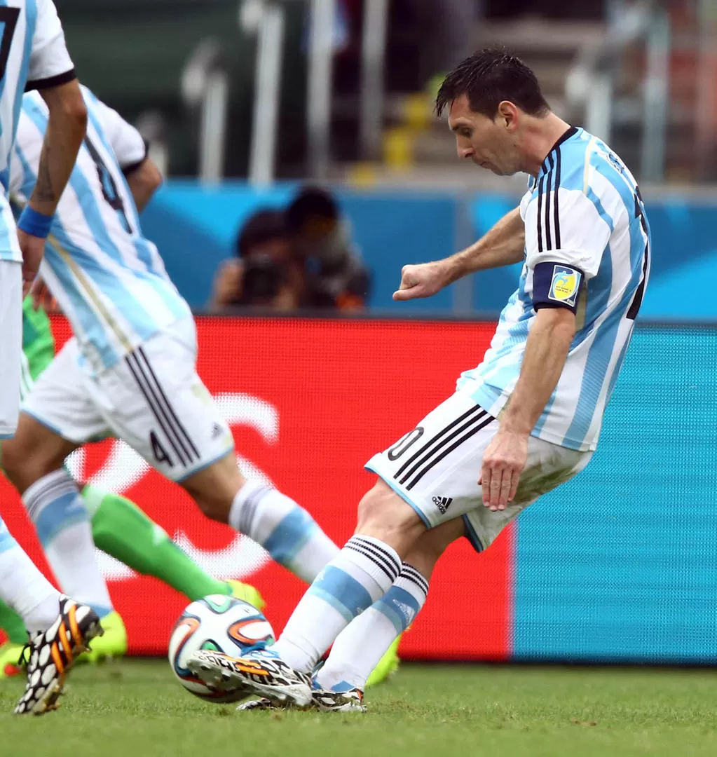 EL MEJOR DE TODOS. Messi sigue demostrando que es la gran carta que tiene Argentina para volver a ser campeón. télam
