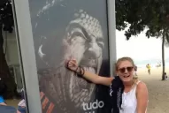 En Brasil, todos quieren una foto con la publicidad de Suárez