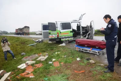 Un utilitario que llevaba un féretro chocó contra una rastra cañera