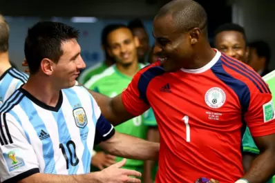 El cómico diálogo sobre Messi entre el arquero nigeriano y el árbitro