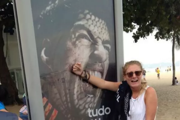 En Brasil, todos quieren una foto con la publicidad de Suárez