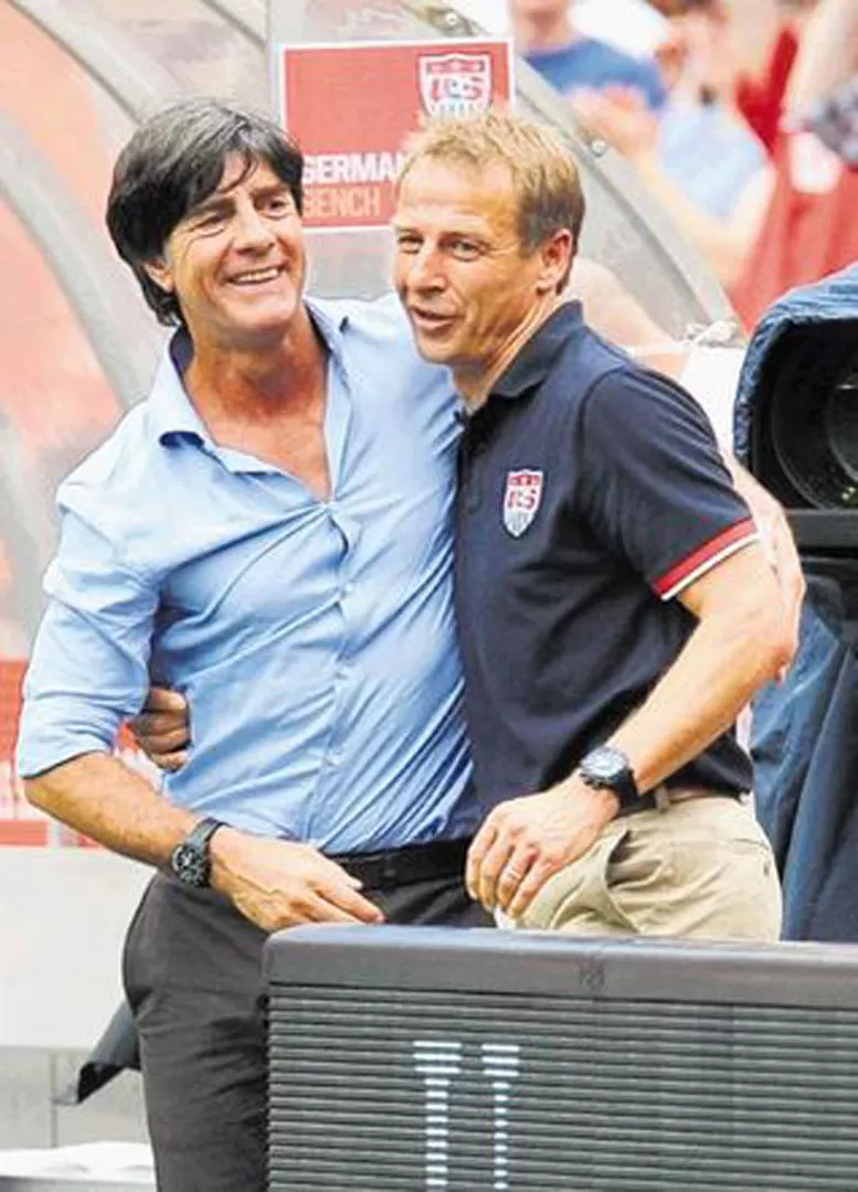 AMIGOS Y RIVALES. Los DT Löw y Klinsmann se enfrentarán por el pase a octavos. 