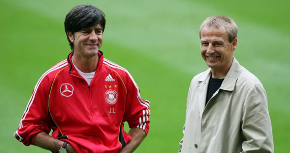 Joachim Löw y Jurgen Klinsmann unidos por el objetivo de la clasificación.