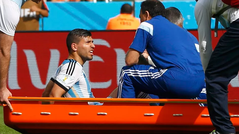 MAL MOMENTO. Agüero se lesionó durante el partido contra Nigeria. REUTERS