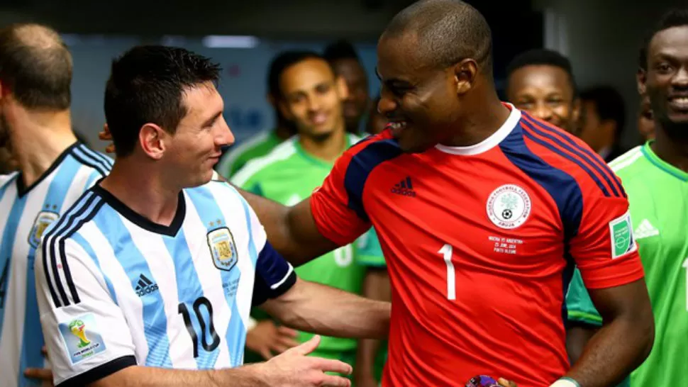 JUNTOS. Messi y su fan, Enyeama. REUTERS