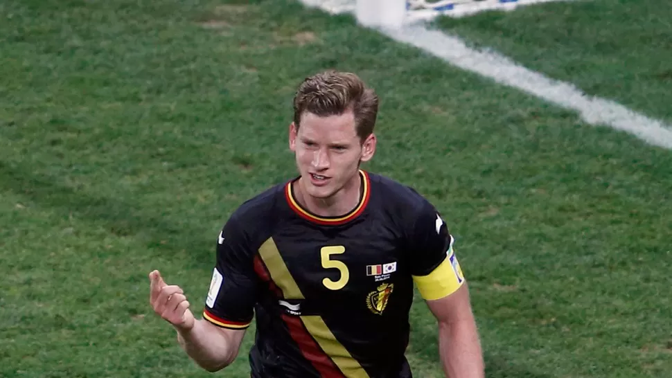 DESPIERTO. Vertonghen tomó un rebote y marcó el gol de la victoria belga. REUTERS