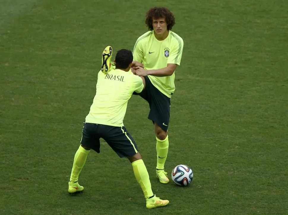 UNA PARED. David Luiz es una de la esperanzas defensivas de los brasileños. 