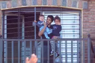 Luis Suárez saludó a los uruguayos desde el balcón de su casa