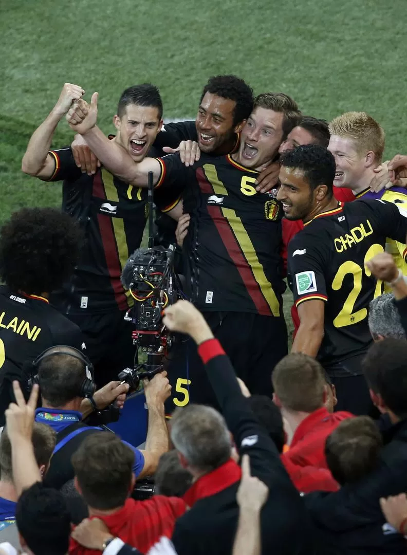 FESTEJO. Los futbolistas de Bélgica se mostraron felices por el triunfo de ayer. 