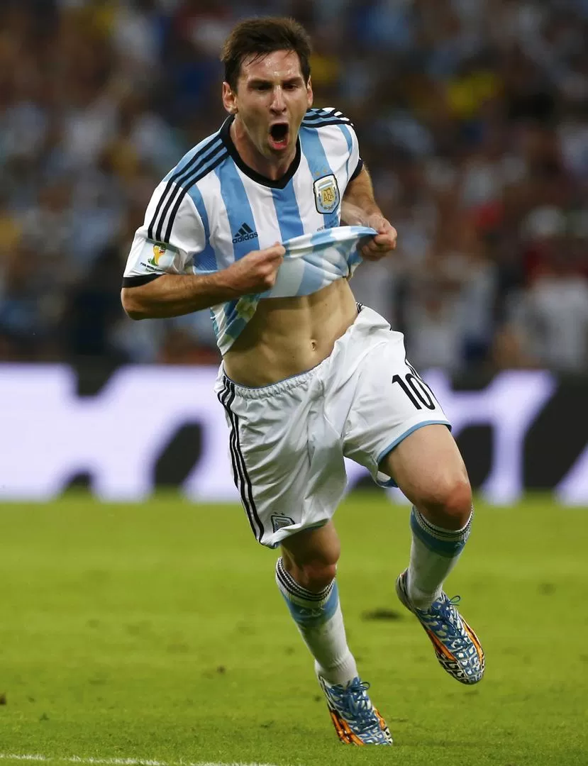 TRAS LOS PASOS DE OTRO GRANDE. Messi, al igual que Maradona, marcó cuatro goles consecutivos durante un Mundial. reuters