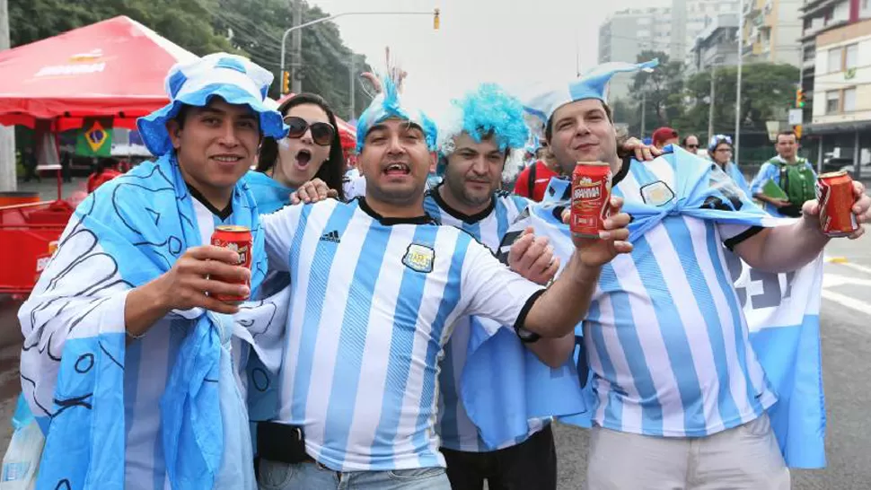 YA ELIGIERON. Los argentinos tienen en claro con qué llenar sus vasos durante el mundial. ARCHIVO DYN
