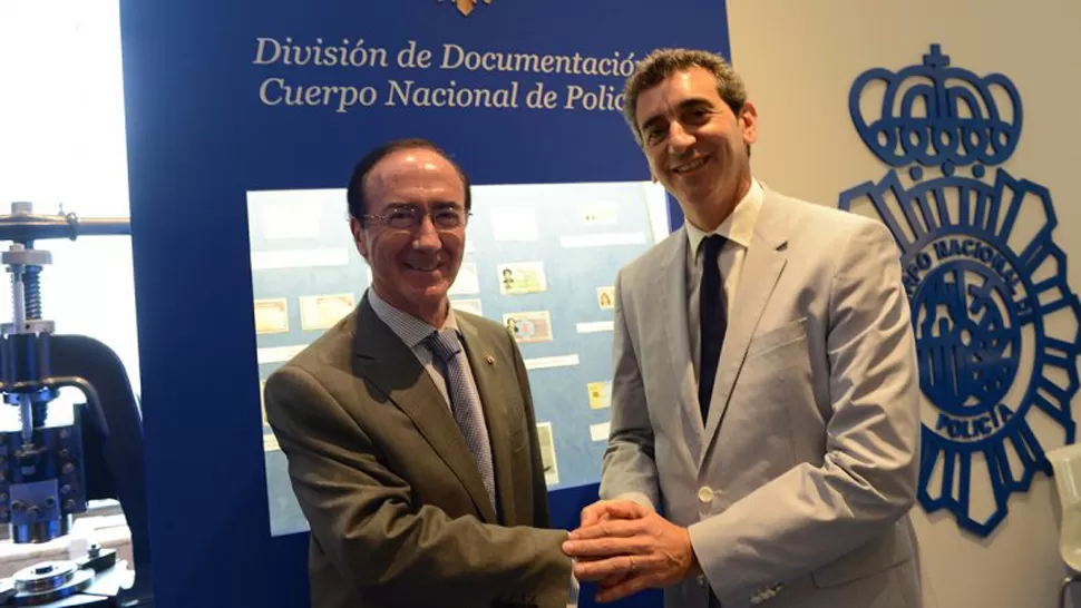NUEVA ETAPA. Randazzo firmó hoy un convenio con la Real Casa de la Moneda de España. FOTO TOMADA DE INFOBAE.COM