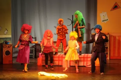 “La familia Fernándes” canta, baila, entretiene y deja mensajes optimistas