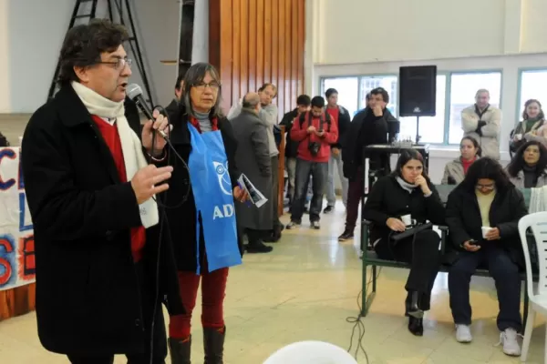 Adiunt repudia que se permita a los padres dar clases en la UNT
