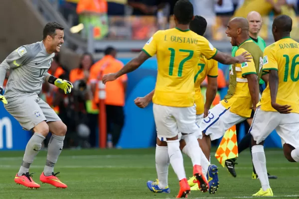 Brasil avanzó a cuartos de final en una angustiosa definición por penales