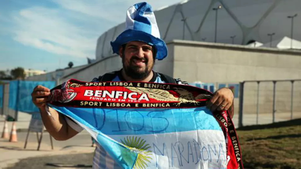 SUEÑO CUMPLIDO. El tucumano Raúl Barceló, quien se presentó a cada partido con su indumentaria albiceleste, un gorro, la camiseta y una bandera, con un mensaje de admiración para Diego Maradona. También con una bufanda de Benfica, para alentar a Portugal, donde jugó al rugby un tiempo. FOTO TOMADA POR LANACION.COM