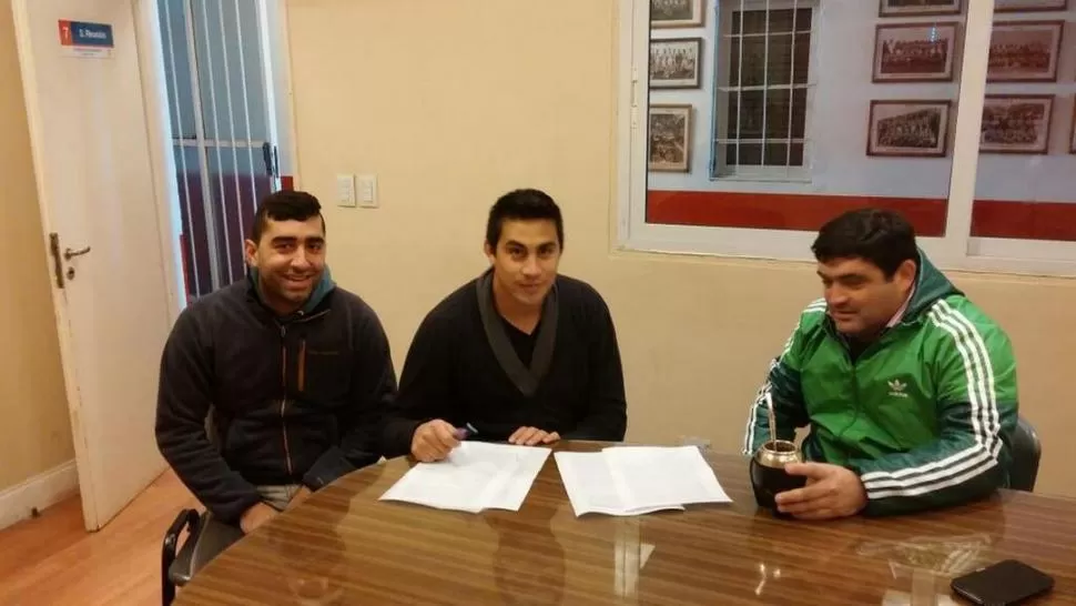 DISTENDIDO. Mientras compartía un mate con el tesorero Gustavo Paz, Diego Pave firmó su nuevo contrato con el “santo”. 