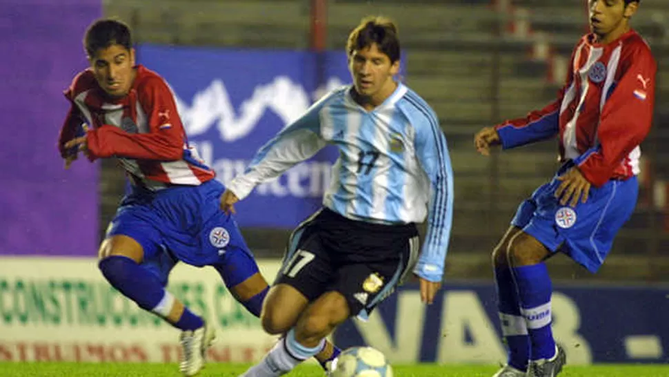 CON EL SUB-20. En su debut albiceleste, Messi le hizo un gol a Paraguay. FOTO TOMADA DE TN.COM.AR