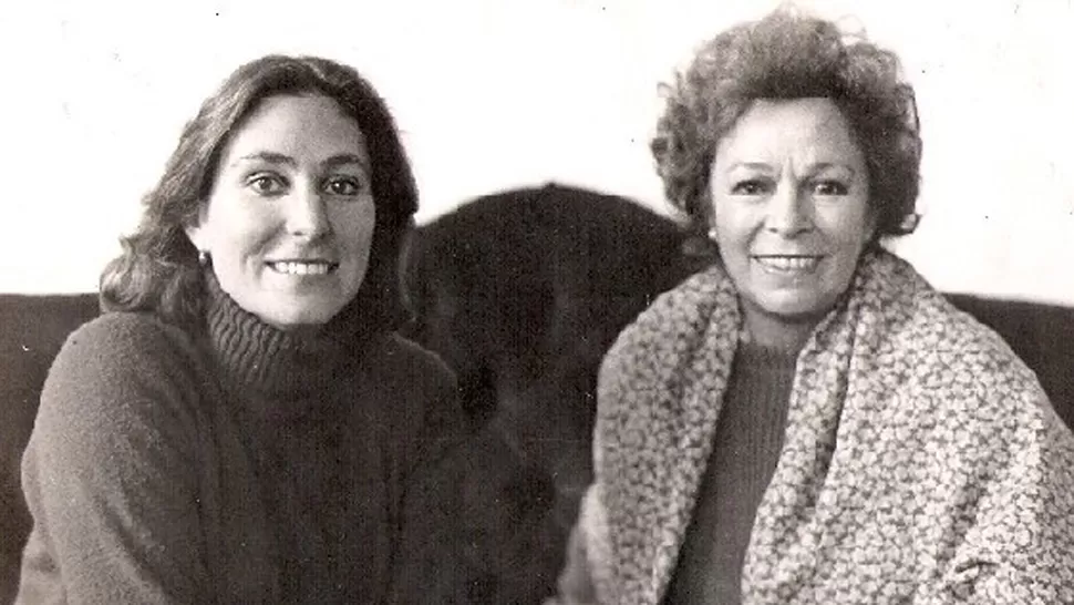 LOS BUENOS TIEMPOS. Alejandra Da Passano (izquierda) en una vieja fotografía junto a su madre, la actriz ya fallecida María Rosa Gallo. FOTO TOMADA DE LATINOPARAISO.RU