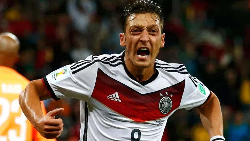 DESAHOGO. Özil celebra el gol que aseguró la clasificación de Alemania. REUTERS