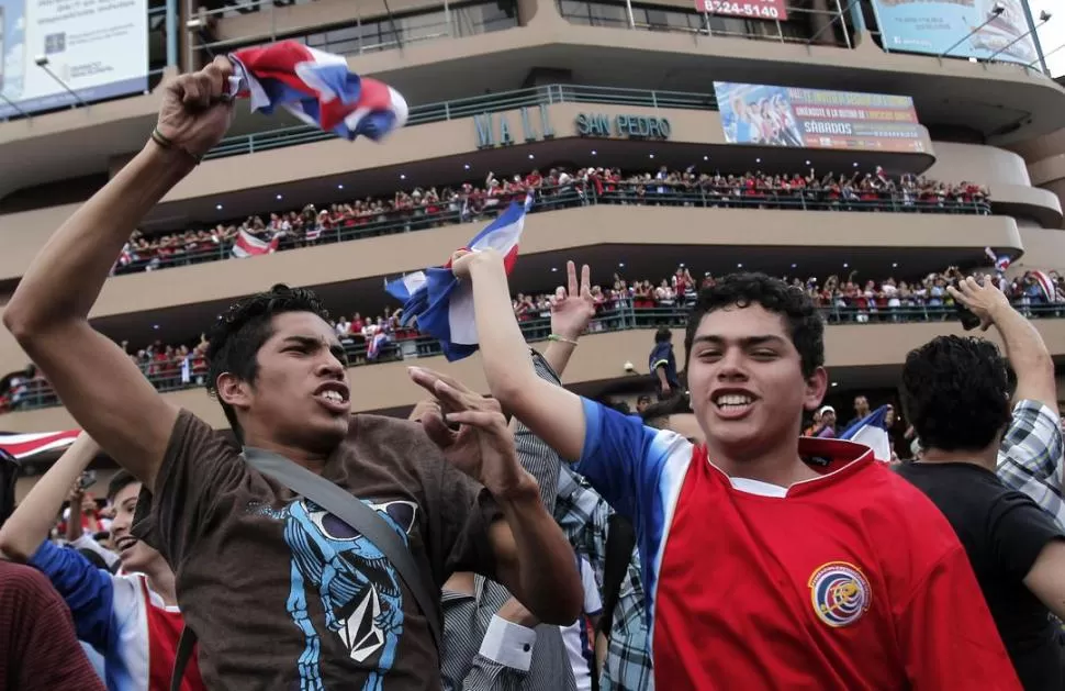 EUFORIA. Fanáticos costarricenses salieron a las principales plazas del país para celebrar un hito en su historia futbolística. reuters