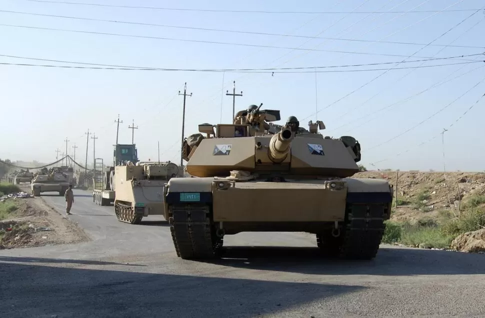 OPERATIVO. Tanques de las fuerzas de seguridad iraquÍ avanzan hacia Tikrit, para reforzar la avanzada militar. reuters 