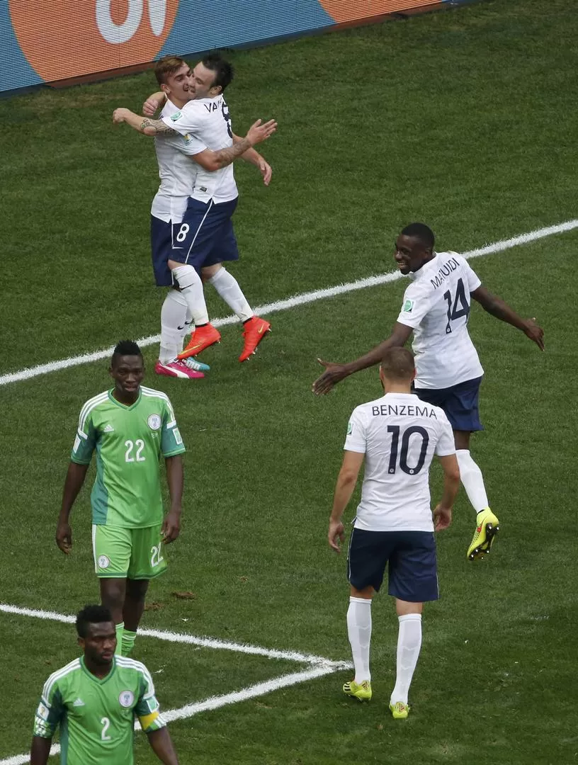 CARA Y CECA. Los franceses festejan el gol en contra de Yobo, que se retira con Omeruo sin esperanzas de remontar el 2-0. reuters 