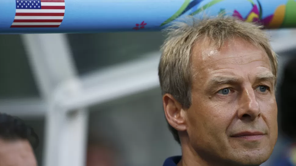 LA NOTA. El entrenador alemán Jürgen Klinsmann dio la nota esta tarde en la previa al partido entre Estados Unidos y Bélgica, por los cuartos de final de la Copa del Mundo 2014, al entonar el himno norteamericano, país del seleccionado que dirige. REUTERS
