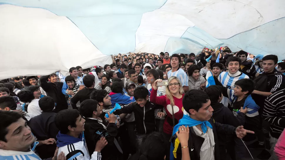 LA CELESTE Y BLANCA BIEN ARRIBA. Miles de jóvenes celebraron la victoria bajo una enorme bandera argentina. LA GACETA / FOTO DE DIEGO ARÁOZ