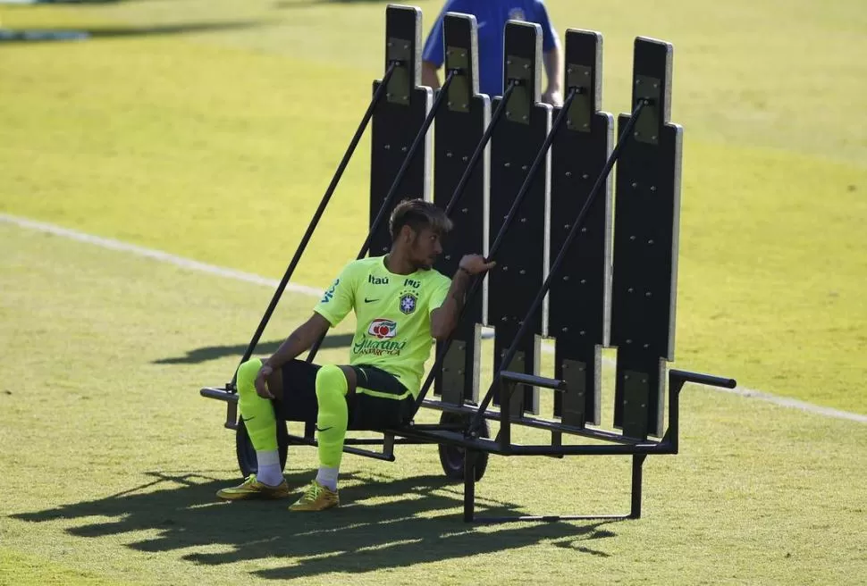 DE TODA LA CANCHA. Scolari debe decidir si retrasa a Neymar contra Colombia. 