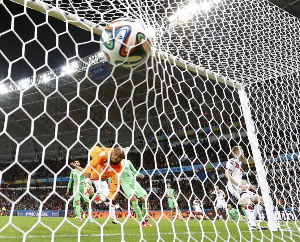 SENTENCIA. Rais ve cómo la pelota ingresa y decreta el 2-0 de Özil en el suplementario. Argelia hizo un gran papel. No bastó. reuters