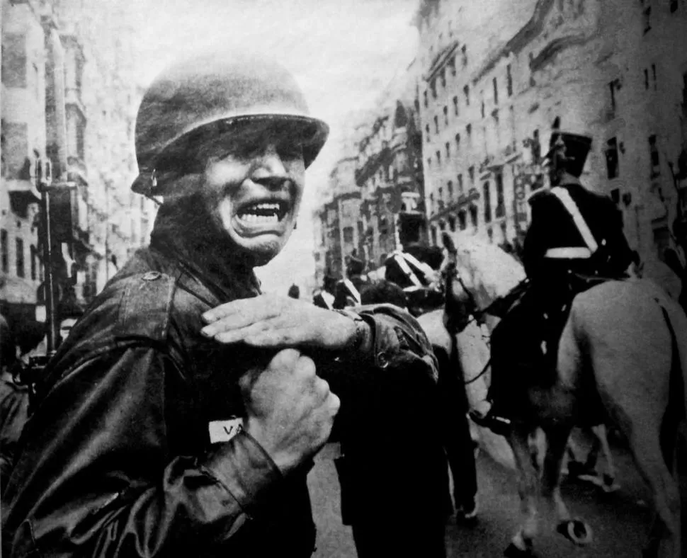 DOLOR. Editorial Atlántida publicó la foto de un soldado que, en julio del 74, lloró sin consuelo la muerte de Perón.  