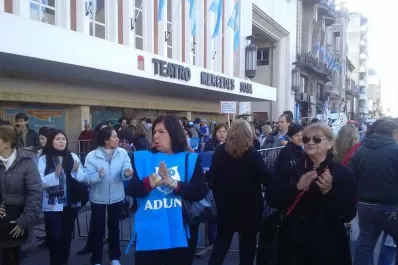 Docentes universitarios protestaron en las puertas del Teatro Mercedes Sosa