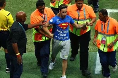 Mario Ferri saltó a la cancha durante el partido entre Bélgica y Estados Unidos