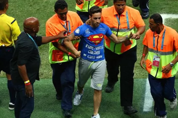 Mario Ferri saltó a la cancha durante el partido entre Bélgica y Estados Unidos