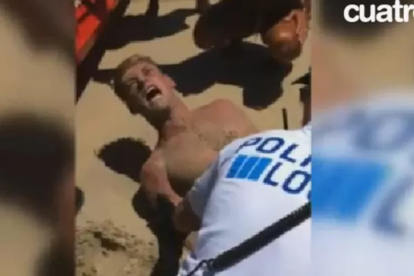 Detienen a un turista por agredir a mordiscos a varios bañistas tras consumir droga caníbal