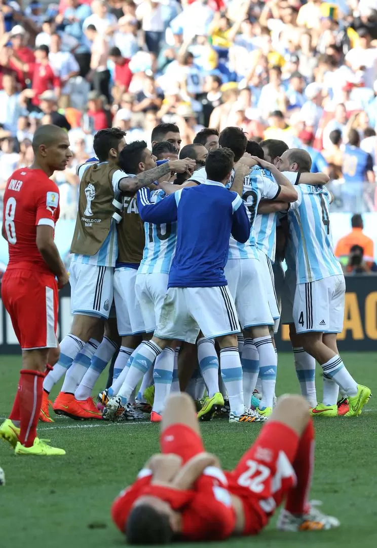 TODOS UNIDOS. Con el final escrito, el plantel argentino se abrazó en el centro del campo y festejó el pasaje a cuartos. DYN