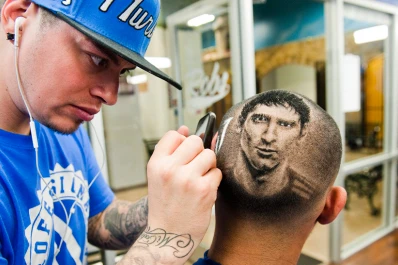 De la cabeza por Lionel Messi