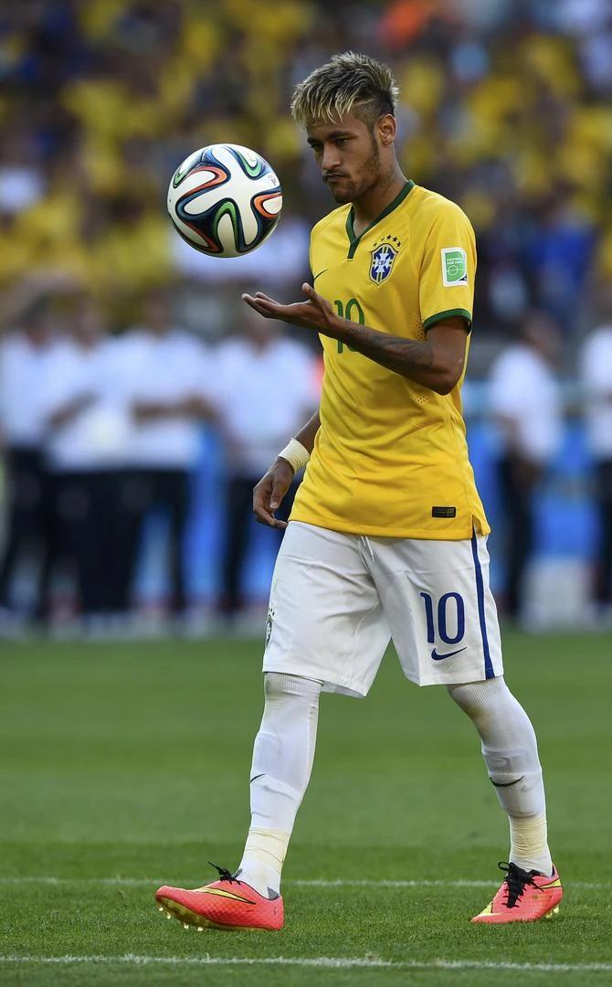 DOMINA LA BOCHA. Neymar es el que genera juego y propone ataque en Brasil. 