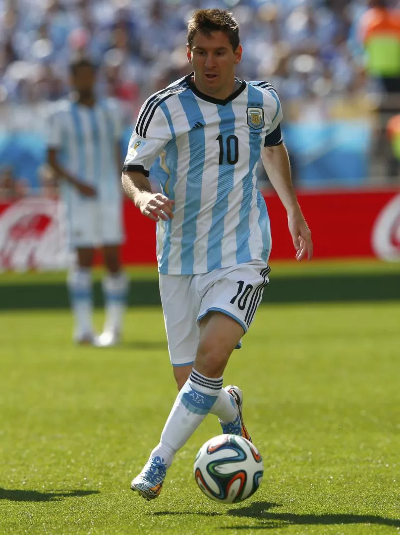 EL MEJOR, ¿EL ÚNICO? Sobre Messi cae toda la responsabilidad de lograr el título. Además, “Leo” viene salvando las papas. 