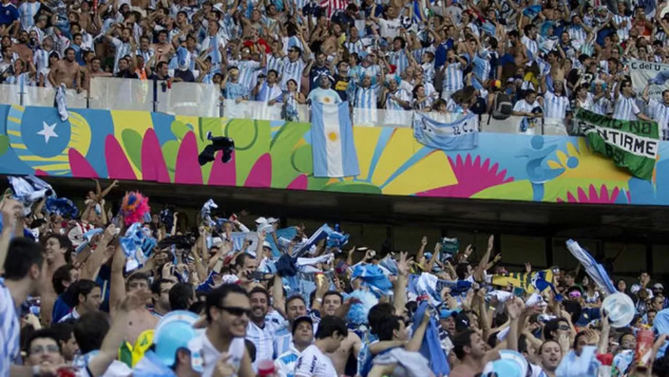 INVASION ARGENTINA. Argentina debutó el 15 de junio ante a Bosnia (2-1) en Río de Janeiro, con cerca de 50.000 hinchas en las tribunas del Maracaná y otros miles en el Fan Fest montado en la emblemática playa de Copacabana, con capacidad para 20.000 personas.