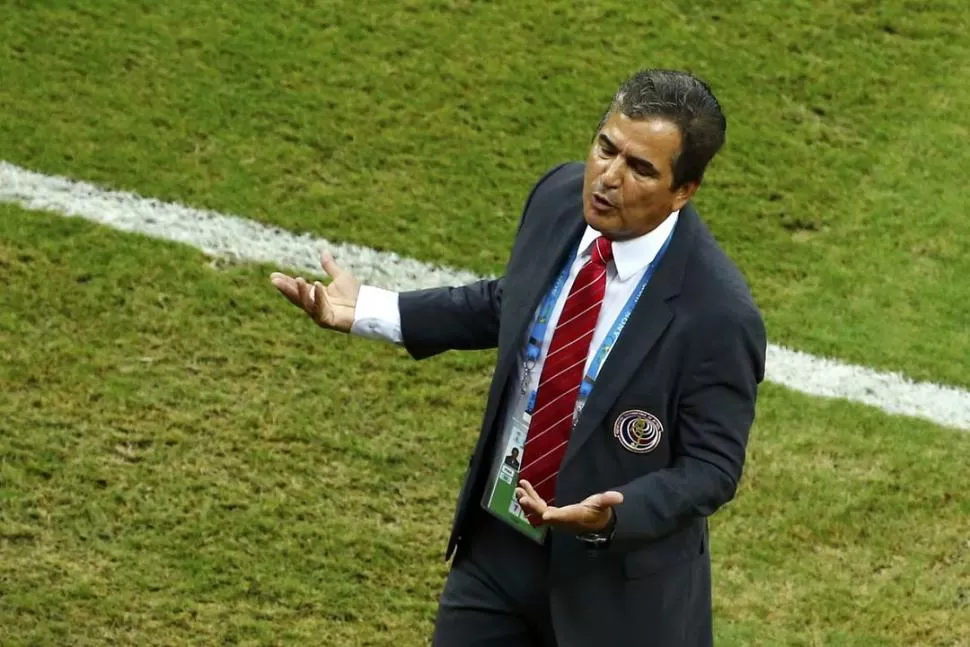 “CABULERO”. El técnico de Costa Rica luce el mismo traje en cada partido, y no está dispuesto a modificar su rutina. 