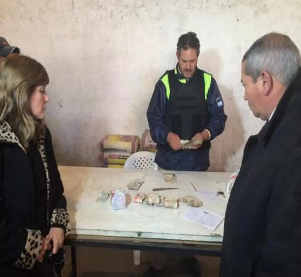 OPERATIVO. La fiscala supervisa el conteo del dinero encontrado en un bafle. foto de @Lucenti099 / twitter.com