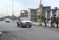 Para ir a clases esquivan autos que pasan a gran velocidad
