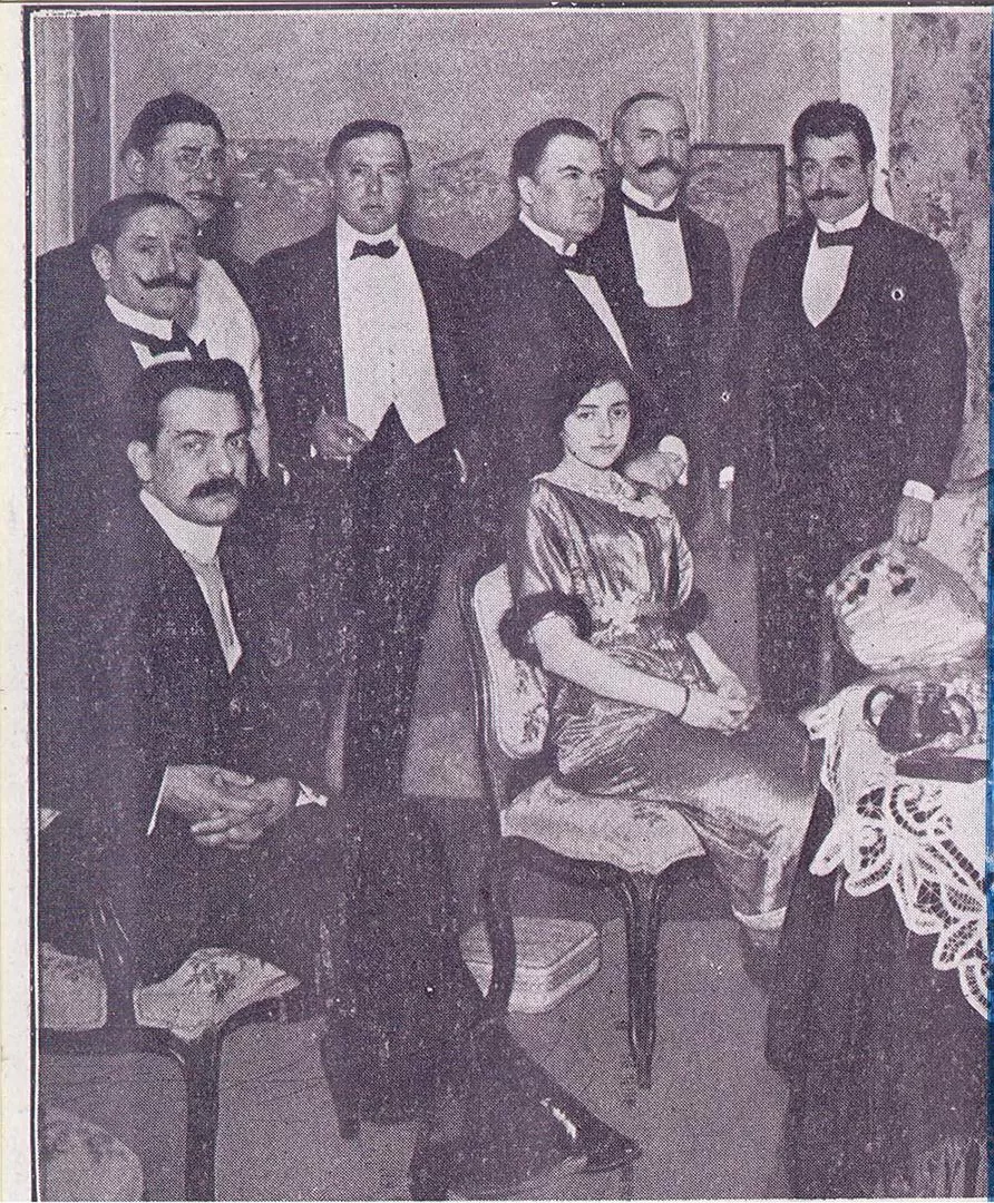 RICARDO ROJAS. Aparece sentado, en 1910. De pie, desde la izquierda, Enrique García Velloso, Alberto Gerchunoff, Atilio Chiáppori, Rubén Darío, M. Reybel y Luis Berisso. la gaceta / archivo
