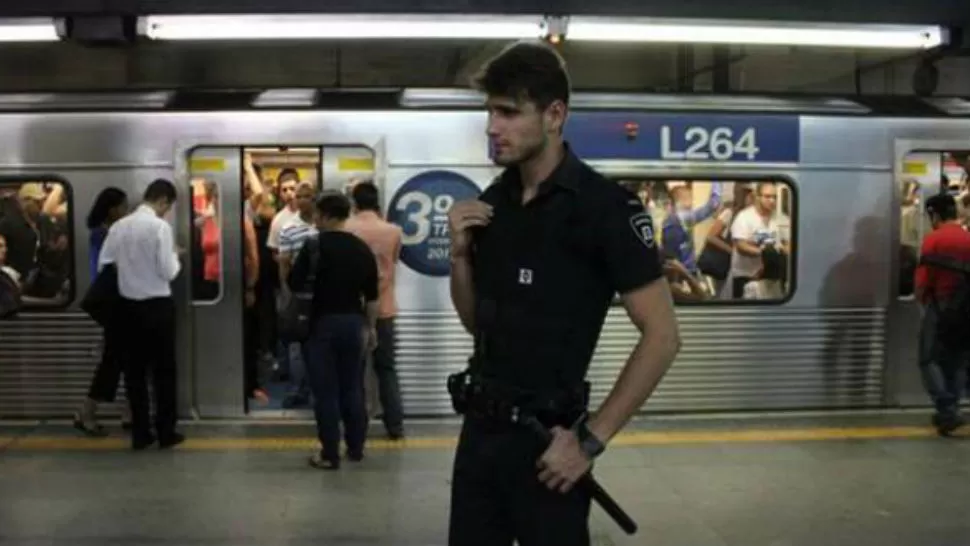 PEDIDO POR LAS CHICAS. Guilherme Leão, el policía más sexy del Mundial. IMAGEN TOMADA DE FACEBOOK.COM