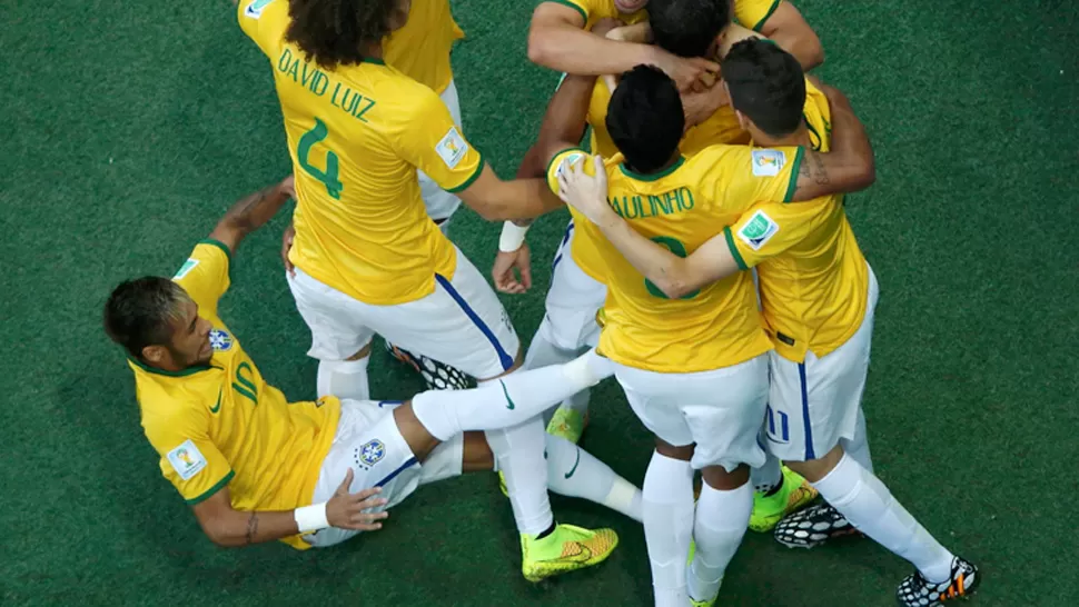 SUELO ENJABONADO. Por el resbalón, Neymar no llegó a abrazar a sus compañeros. REUTERS