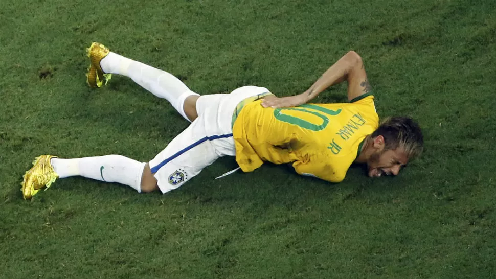 DOLOR. Neymar, en el piso. REUTERS