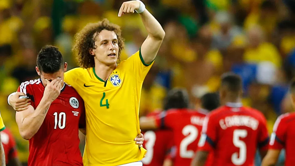 TODO PARA ÉL. David Luiz pidió una ovación para Rodríguez que se quebró por la eliminación del Mundial. REUTERS