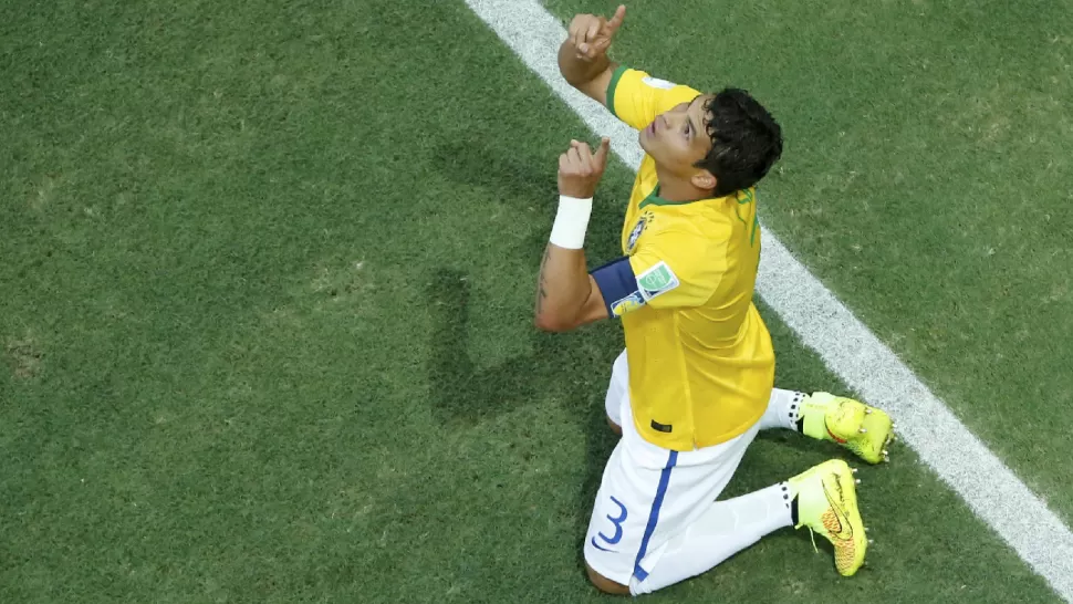 HEROE. Thiago Silva dejó de llorar y empezó a marcar, y con ello, se convirtió hoy en el héroe de la victoria por 2-1 sobre Colombia que clasificó a Brasil a las semifinales del Mundial de 2014. REUTERS
